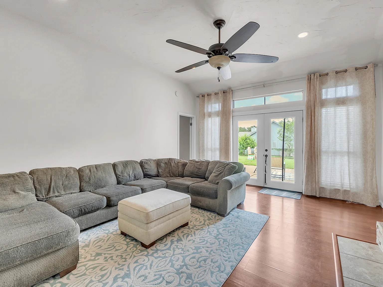 3 bed, 1164 sqft, $1,575 — Photo 2