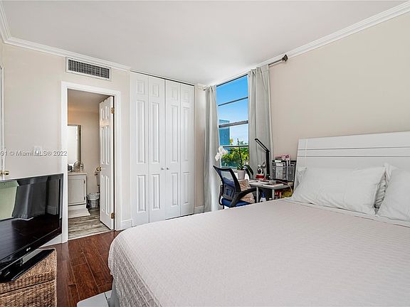 4th image of 20500 W Country Club Dr APT 619