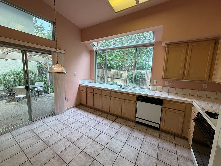 2833 Catalina Dr — Photo 11