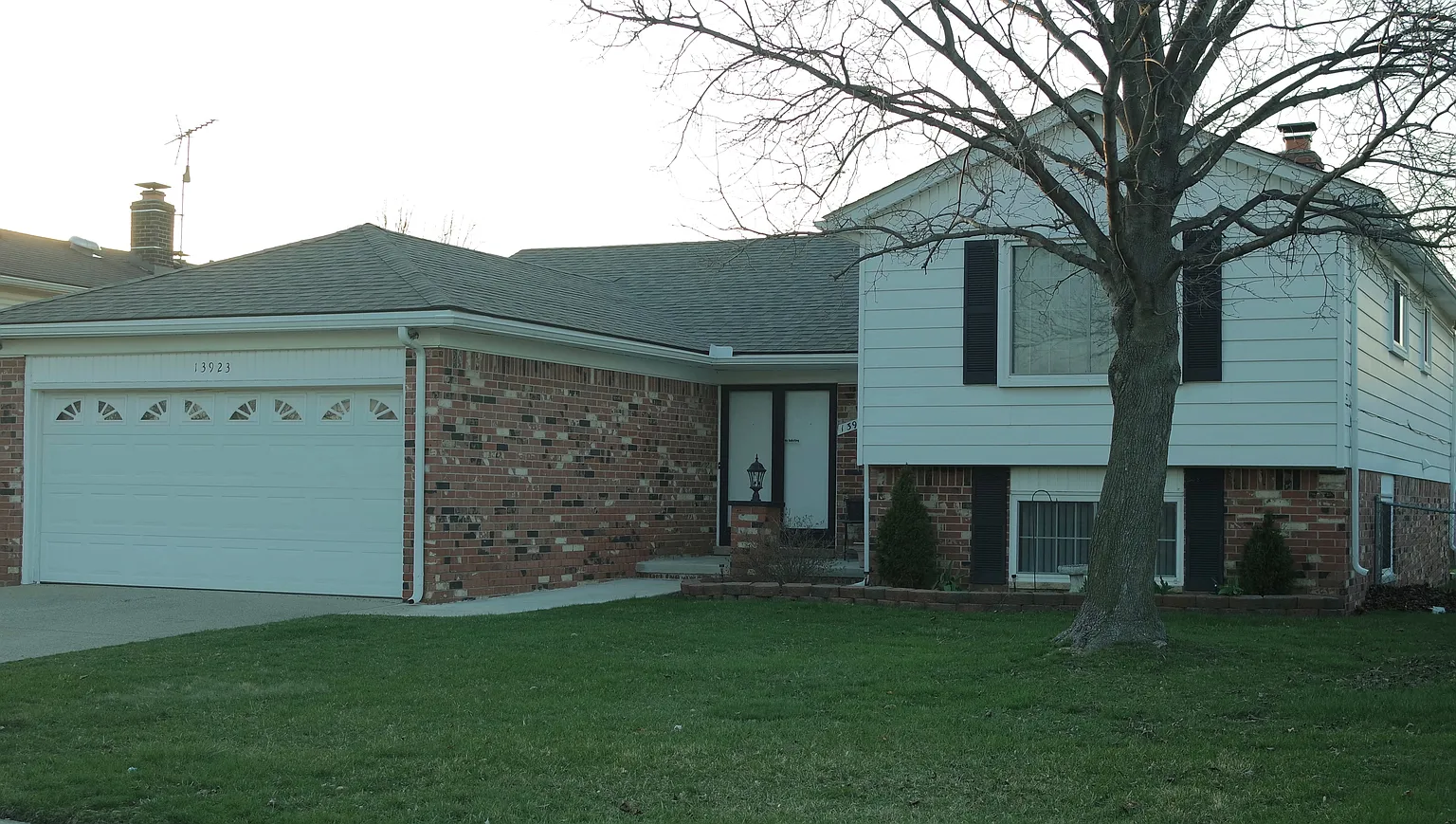 13923 Breezy Dr photo 1