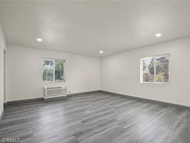 14335 Hamlin St — Photo 31