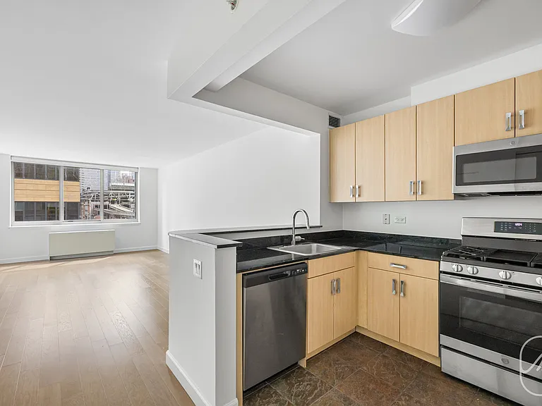 561 10th Ave #5G — Photo 9