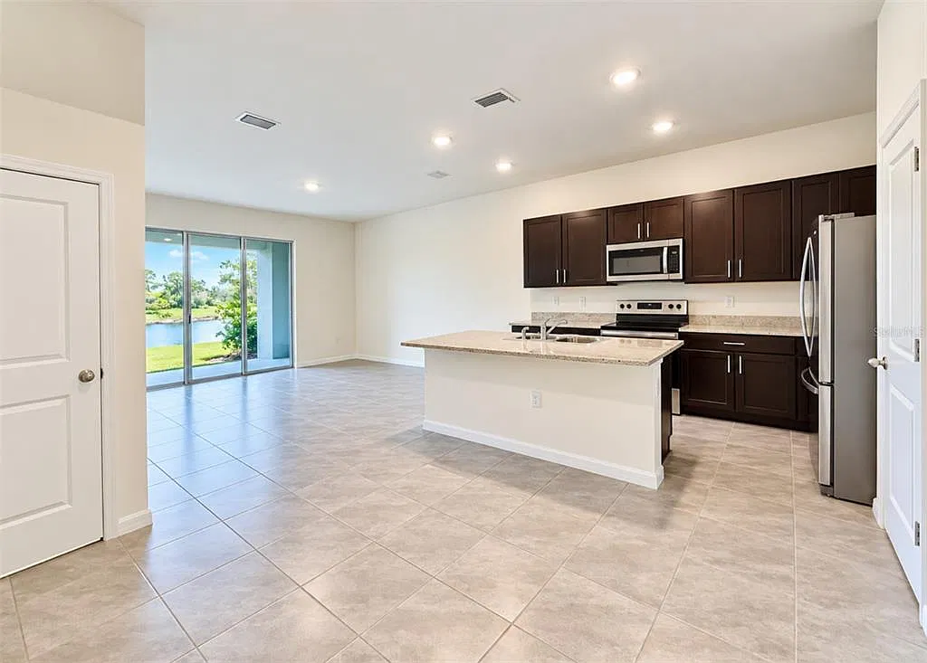 3 bed, 2.5 bath, 1673 sqft, $2,100 — Photo 3