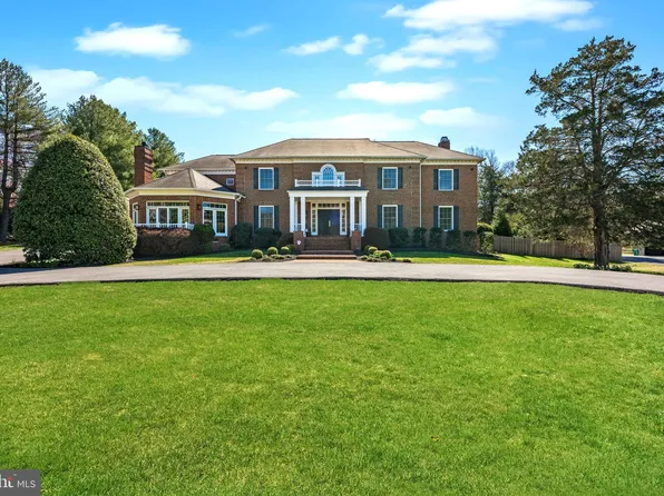 8920 Saunders Ln, Bethesda, MD 20817