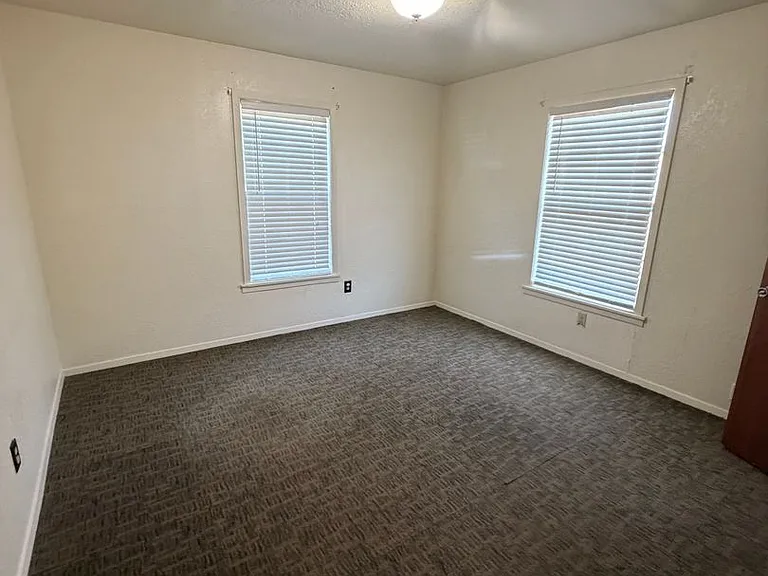 1020 N Oak St — Photo 5