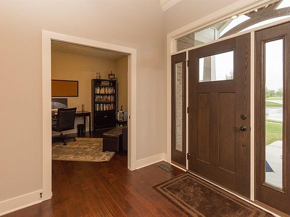 3rd image of 512 Lakeside Ct