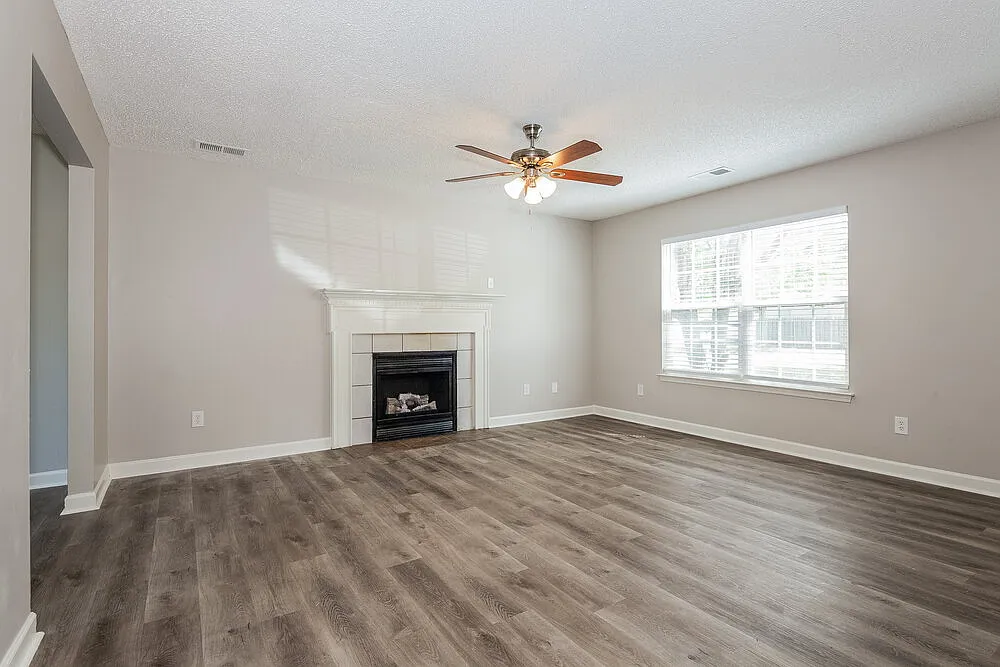 4 bed, 2.5 bath, 1832 sqft, $2,095 — Photo 3
