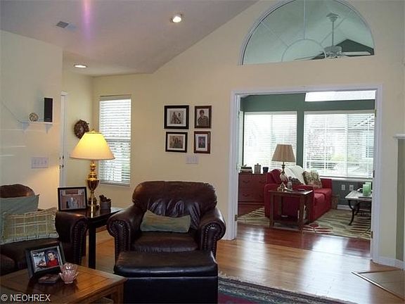 4th image of 221 Arlington Dr