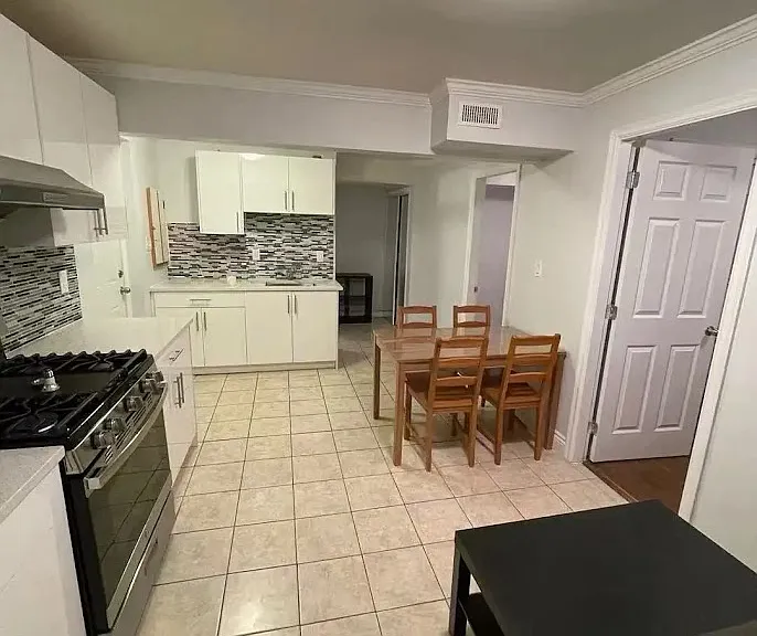 6511 Granville Cres #8 — Photo 2