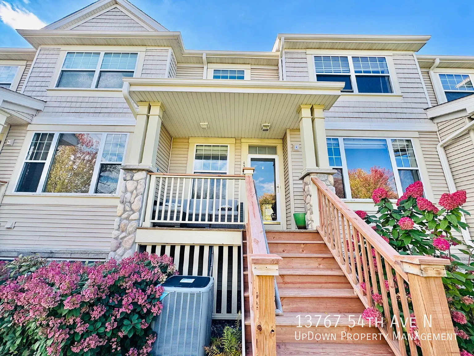 Stylish 3 Floor livingTownhouse in Minneapolis with Spacious 2200 Sq Ft Layout, Hardwood Floors &... — Photo 1