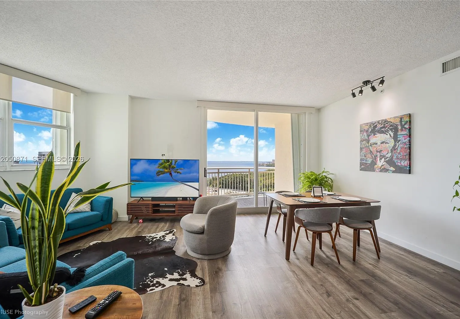 The Metropolitan Condo — Photo 1