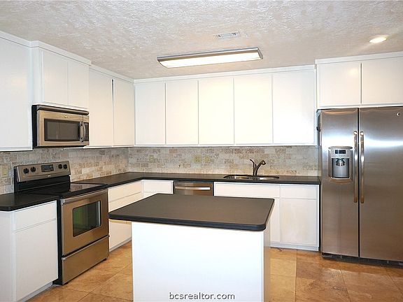 5th image of 904 University Oaks #79