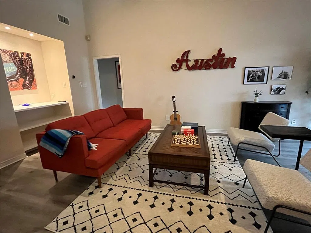 3 bed, 2.5 bath, 1591 sqft, $3,000 — Photo 2