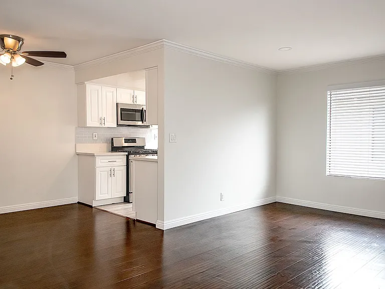 226 E Elmwood Ave — Photo 6