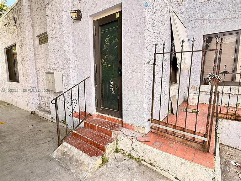 125 SW 19th Ave #2 — Photo 1