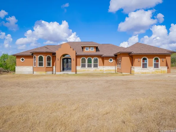 1427 County Road 323, Adkins, TX 78101