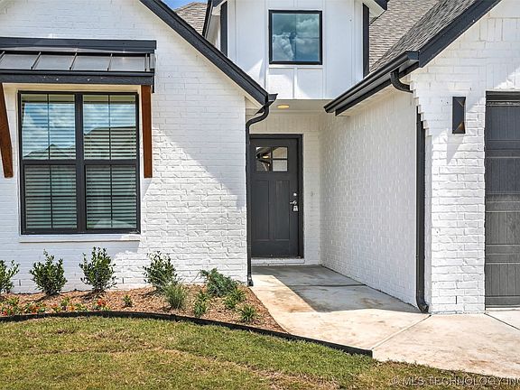 3rd image of 2914 E Rockford Pl
