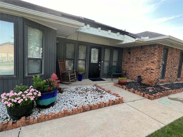 3100 N Meadowood Dr, Midwest City, OK 73110