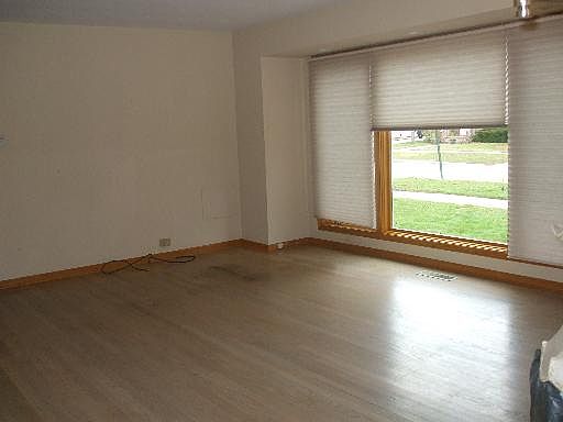 3rd image of 9506 N Sayre Ave