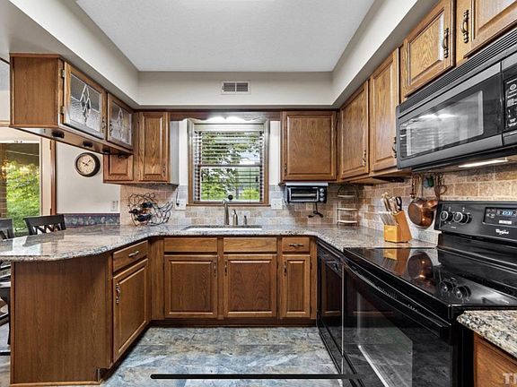 5th image of 525 Wildwood Ln