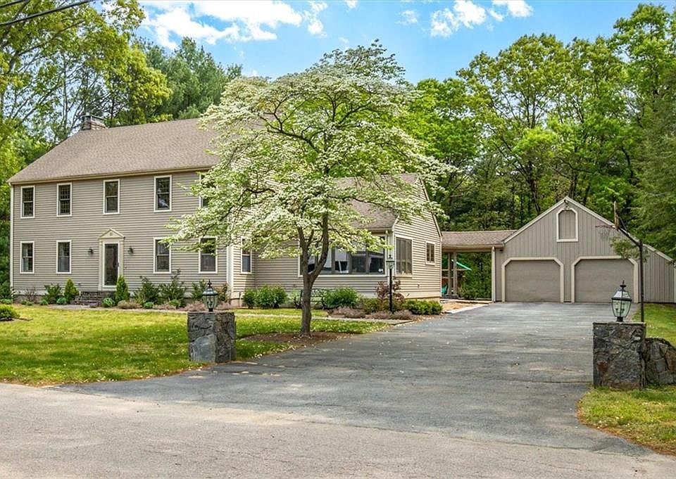 1st image of 10 Woodcrest Dr