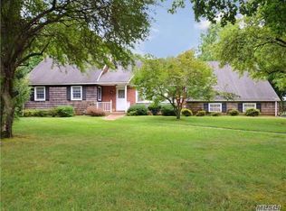 15 Donna Ct, Huntington, NY 11743