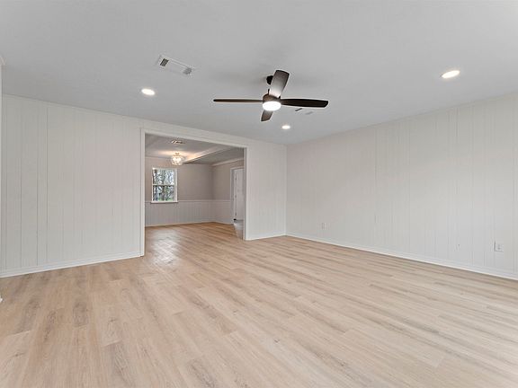 2nd image of 15201 N Main St