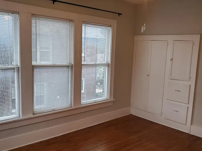 2111 N Fitzhugh Ave — Photo 17