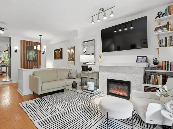15233 34th Ave #2, Surrey, BC V3Z 2T7