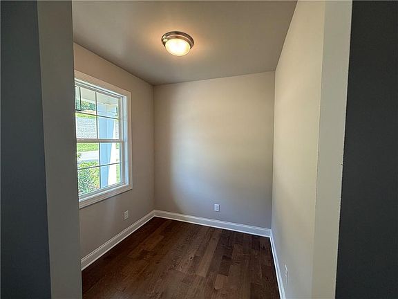 2nd image of 352 Lakeside Ct