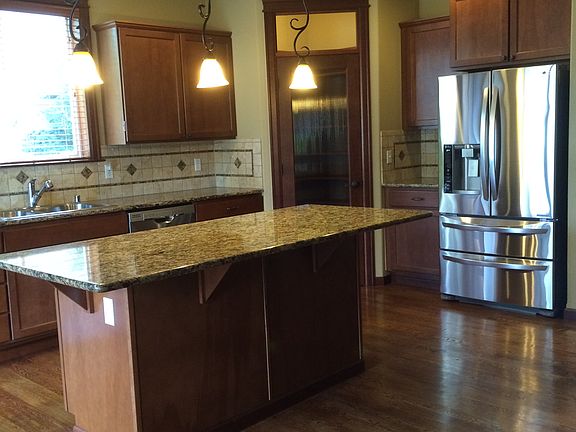 kitchen w/granite counters