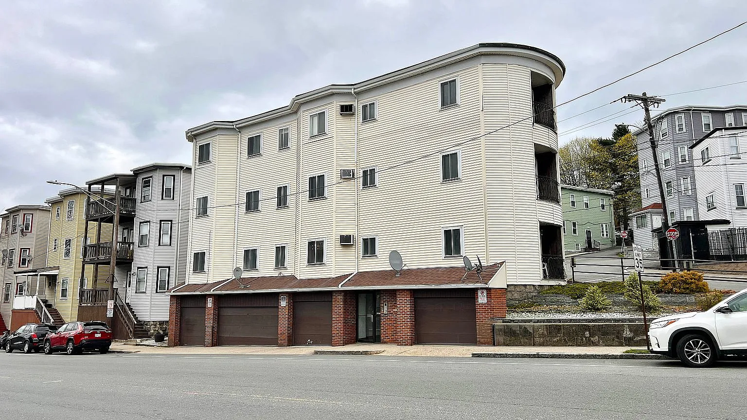 2 bed, 900 sqft, $2,400 — Photo 1