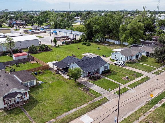 2nd image of 3526 Center St