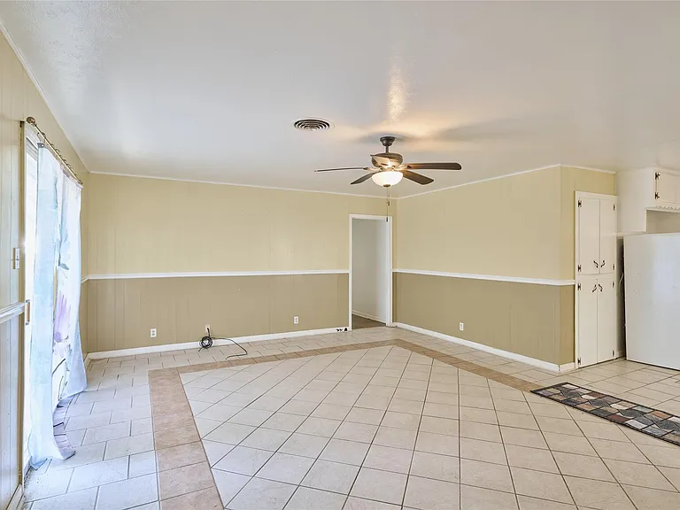 203 Paul Knox St — Photo 12