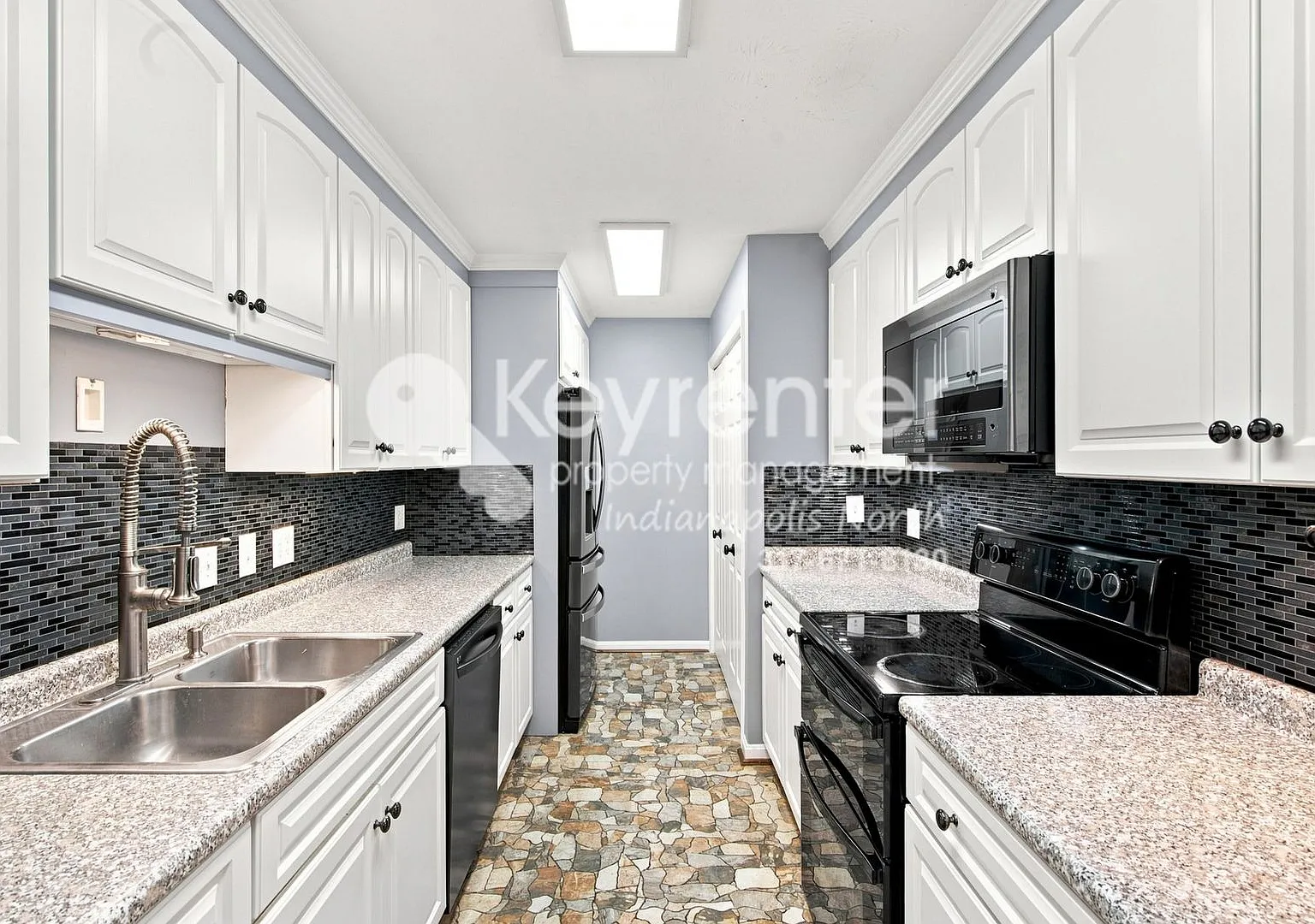 Modern 3-Bedroom Retreat with Pool, Fitness Center & More — Photo 3
