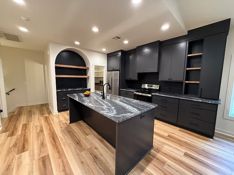 711 N Duck St — Photo 6