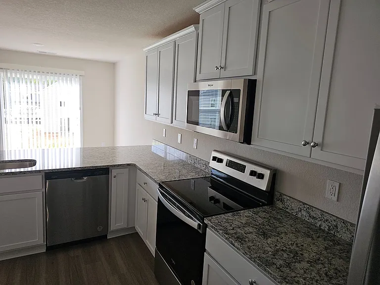524 Hawley St — Photo 13