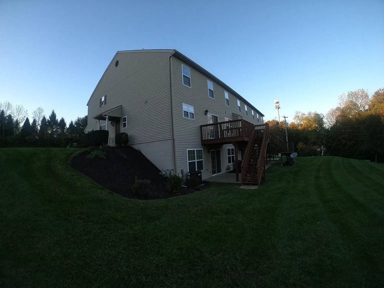 3 bed, 2.5 bath, 2047 sqft, $2,350 — Photo 4