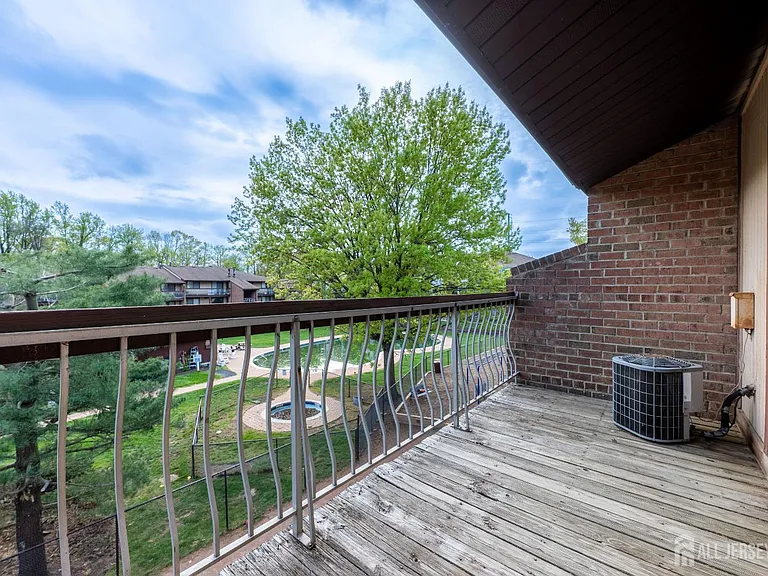 823 Edison Glen Ter — Photo 18