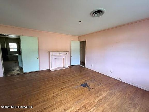 2nd image of 2815 Roselawn Dr