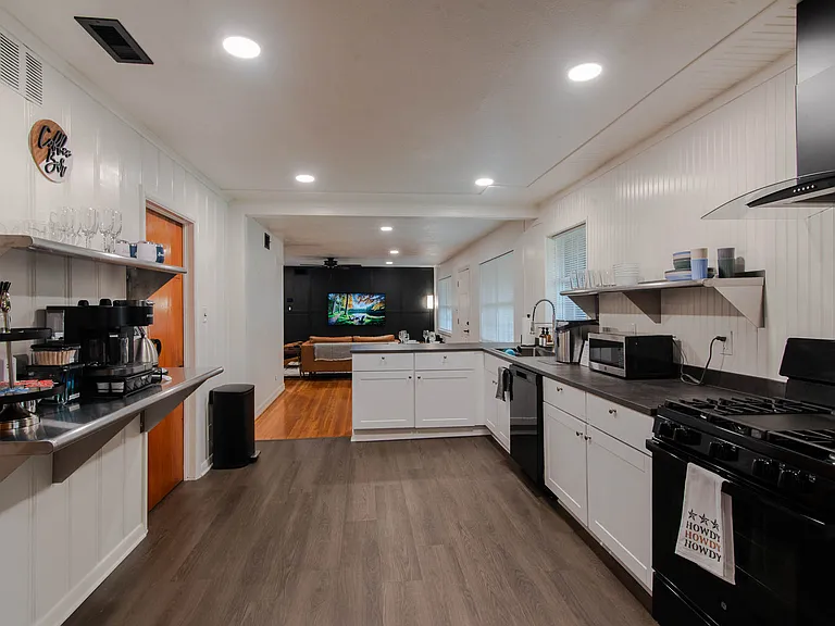 302 Circle Dr — Photo 3