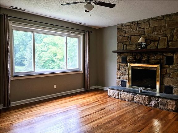 3rd image of 1573 Lakewood Dr