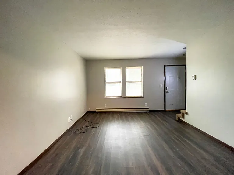 East Memorial Apartments — Photo 11
