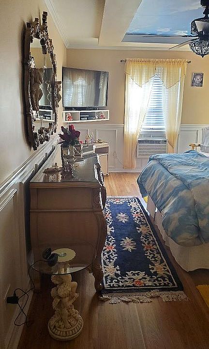 Can fit a King size bed