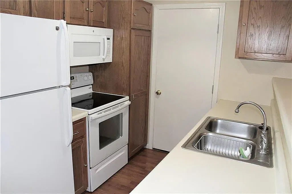 3 bed, 2.5 bath, 1138 sqft, $1,950 — Photo 1