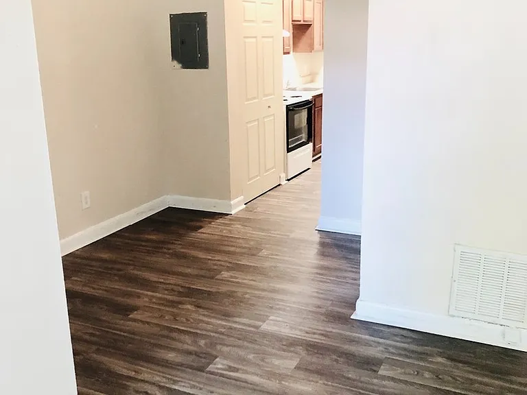 1744 Lyle Ave — Photo 9