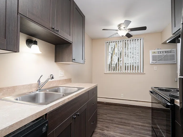 Como Villa Estates — Photo 13