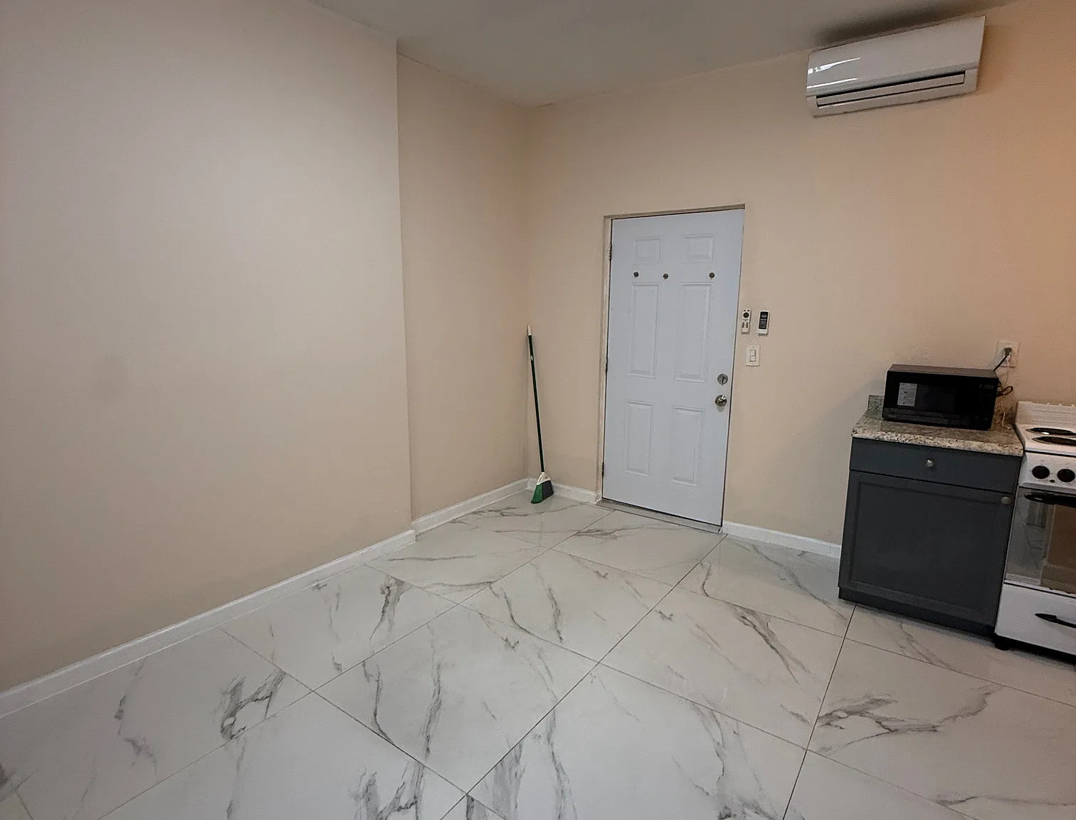 1020 N 18th Ct — Photo 3