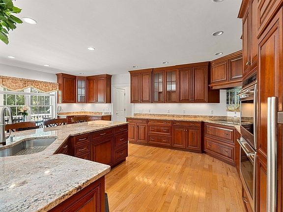 5th image of 186 Foster St