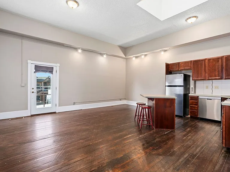 4120 Main St — Photo 2